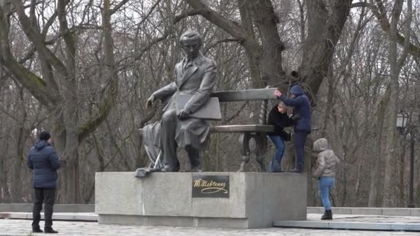 Chernihiv Ucrania Febrero 2020 Vista Del Monumento Taras Shevchenko Gente — Vídeo de stock