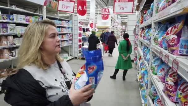 Europa Kijów Ukraina Luty 2020 Kobieta Wybiera Produkt Rynku Proszek — Wideo stockowe