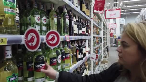 Europa Kiev Ucrania Febrero 2020 Una Mujer Elige Alcohol Mercado — Vídeo de stock