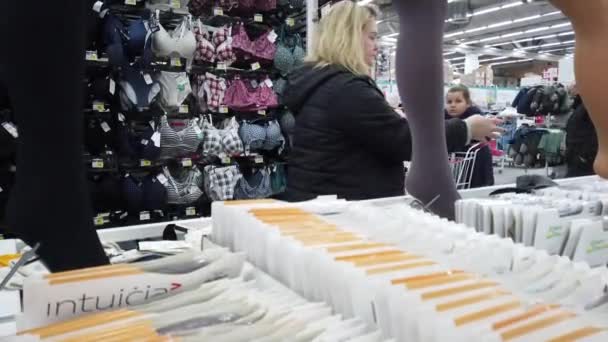 Europa Kiev Oekraïne Februari 2020 Een Vrouw Kiest Sokken Markt — Stockvideo