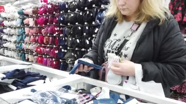 Europa Kiev Oekraïne Februari 2020 Een Vrouw Kiest Sokken Markt — Stockvideo