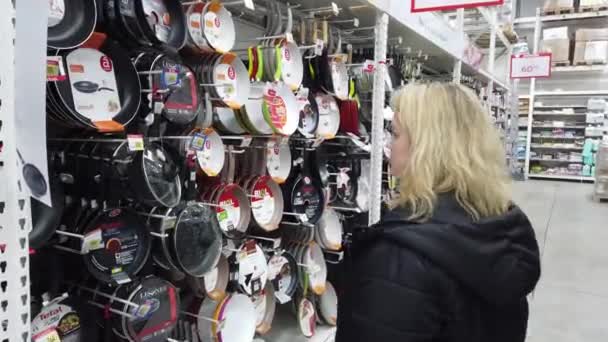 Europe Kiev Ukraine February 2020 Woman Chooses Frying Pan Market — Stockvideo