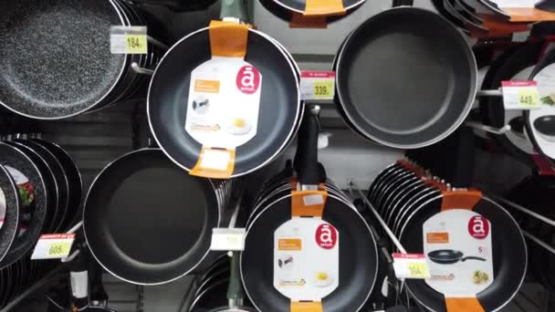 Europe Kiev Ukraine February 2020 Woman Chooses Frying Pan Market — 图库视频影像