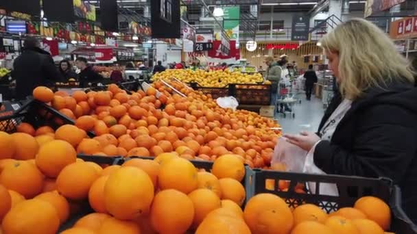 Europa Kiev Ucrania Febrero 2020 Una Mujer Elige Frutas Mercado — Vídeos de Stock