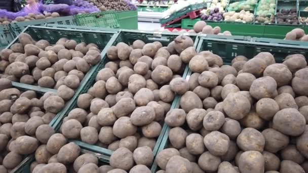 Europa Kiev Ucraina Februarie 2020 Femeie Alege Cartofii Piață Legume — Videoclip de stoc