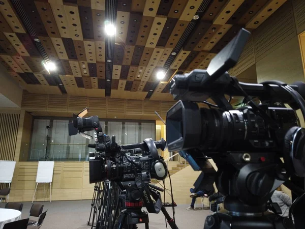 Avrupa, Kiev, Ukrayna - Şubat 2020: Forumdaki videografların çalışmaları. Yayın sırasında bir sürü kamera baskı yapıyor. Yayına başlamadan önce kameralar.