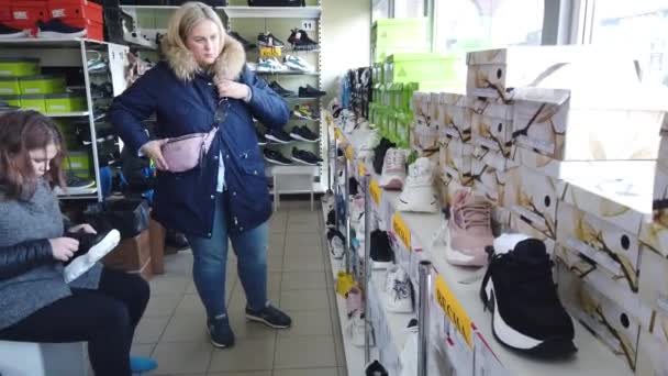 Europe Kiev Ukraine February 2020 Girl Trying Sneakers Shoe Store — Stockvideo