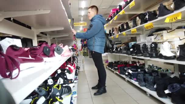 Europe Kiev Ukraine February 2020 Buyer Tries Sneakers Shoe Store — Wideo stockowe