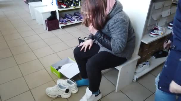 Европа Киев Украина Февраль 2020 Девушка Примеряет Кроссовки Обувном Магазине — стоковое видео