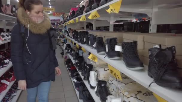 Europe Kiev Ukraine February 2020 Buyer Tries Sneakers Shoe Store — Wideo stockowe