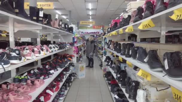 Europe Kiev Ukraine February 2020 Buyer Tries Sneakers Shoe Store — Stok video
