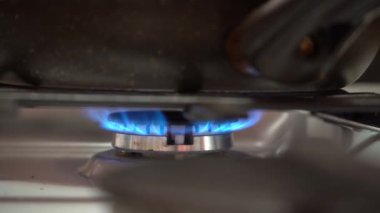 Kızartma tavası yanıyor. Gaz ocağının ateşi tavayı ısıtır..