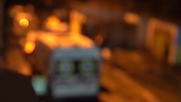 乌克兰 2020年3月 警官被拘留 垃圾堆上警车的蓝光 — 图库视频影像
