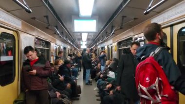 Avrupa, Kiev, Ukrayna - Aralık 2018: Kiev Metro. İnsanlar trene gidiyor..