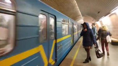 Avrupa, Kiev, Ukrayna - Aralık 2018: Kiev Metro. İnsanlar trene gidiyor..
