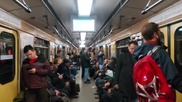 Evropa, Kyjev, Ukrajina - prosinec 2018: Kyjev Metro. Lidé jdou do vlaku..