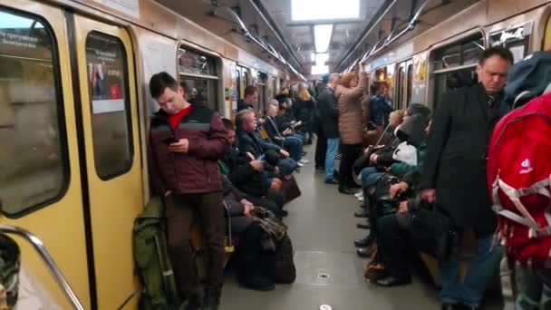 Europa Kiev Ukraina December 2018 Kiev Metro Folk Går Till — Stockvideo