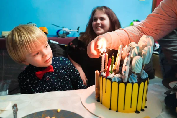 ４歳の少年はケーキの中でろうそくを消した 4歳の子供の誕生日 ケーキナンバー4 息子の誕生の家族の祭典 — ストック写真