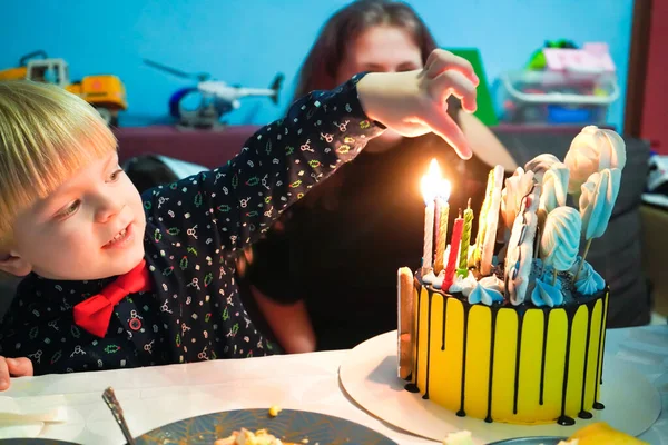 Rapaz Quatro Anos Apagou Velas Num Bolo Aniversário Uma Criança — Fotografia de Stock