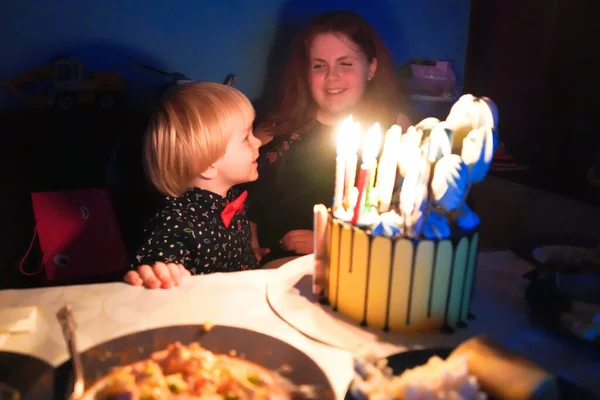 Rapaz Quatro Anos Apagou Velas Num Bolo Aniversário Uma Criança — Fotografia de Stock