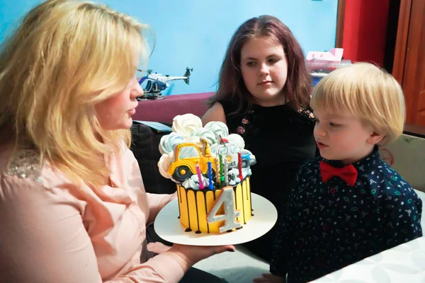 Vierjähriger Junge Pustete Kerzen Kuchen Geburtstag Eines Kindes Von Vier — Stockfoto