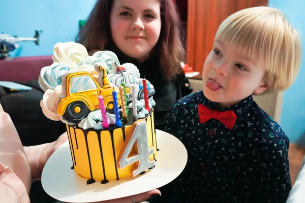 Vier Jaar Oude Jongen Blies Kaarsen Uit Een Taart Verjaardag — Stockfoto