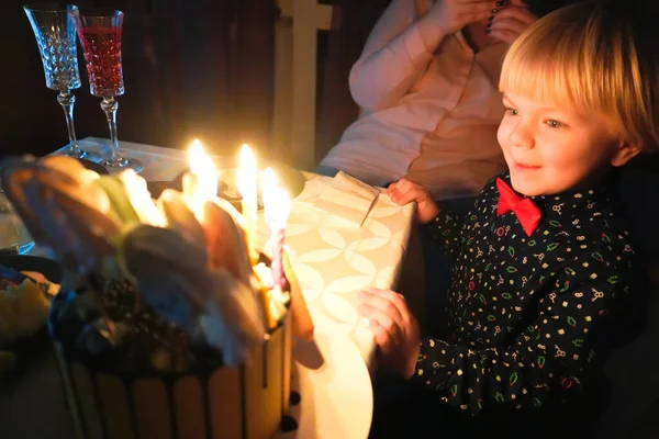 Garçon Quatre Ans Soufflé Des Bougies Dans Gâteau Anniversaire Enfant — Photo
