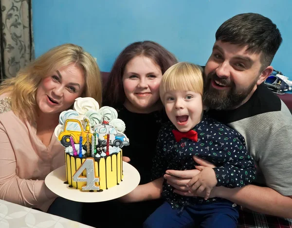 Die Familie Feiert Den Geburtstag Eines Vierjährigen Sohnes Familie Mit — Stockfoto