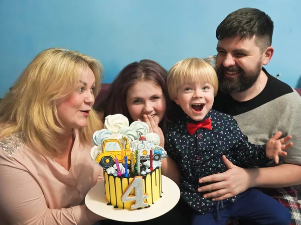 Família Celebra Aniversário Filho Quatro Anos Família Com Bolo Número — Fotografia de Stock