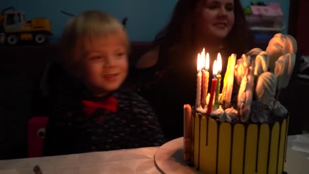 Rapaz Quatro Anos Morde Bolo Close Aniversário Uma Criança Quatro — Vídeo de Stock