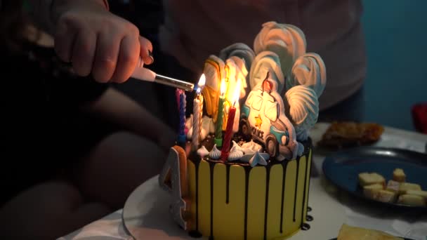 Czterolatek Gryzie Tort Zbliżenie Urodziny Czteroletniego Dziecka Chłopak Gryzie Ciasto — Wideo stockowe