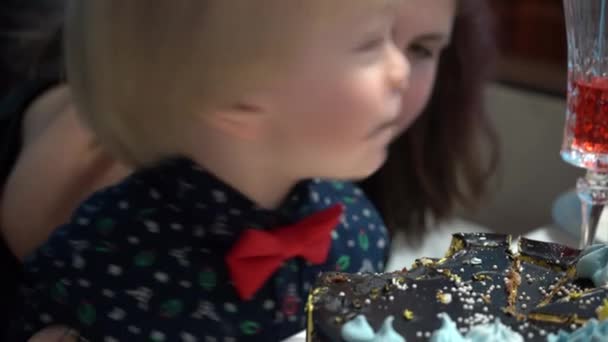 Niño Cuatro Años Muerde Pastel Primer Plano Cumpleaños Niño Cuatro — Vídeos de Stock