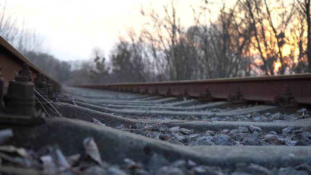 Hombre Por Ferrocarril Contra Atardecer Refugiado Camina Sobre Raíles Peligroso — Vídeos de Stock