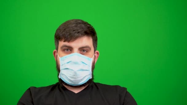 Uomo Barbuto Maschera Spalma Mani Con Antisettico Scherzi Sfondo Verde — Video Stock