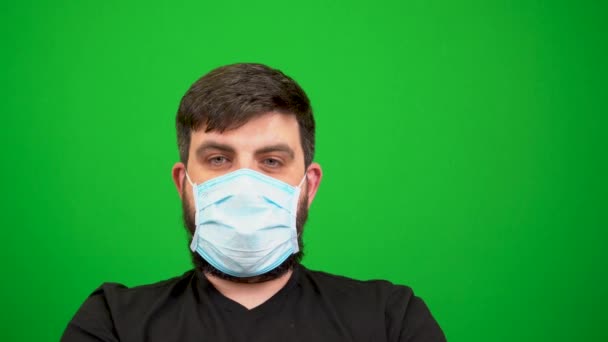 Uomo Barbuto Maschera Spalma Mani Con Antisettico Scherzi Sfondo Verde — Video Stock