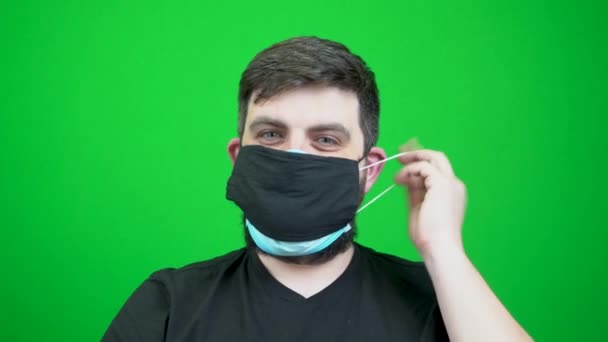 Een Man Met Een Baard Doet Veel Medische Maskers Tijdens — Stockvideo