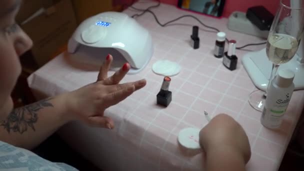 Dziewczyna Samodzielnie Manipuluje Podczas Kwarantanny Koronawirusu Kobieta Robi Sobie Manicure — Wideo stockowe