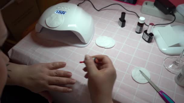 这个女孩在检疫验尸官时独立地修指甲 女人自己修指甲 — 图库视频影像