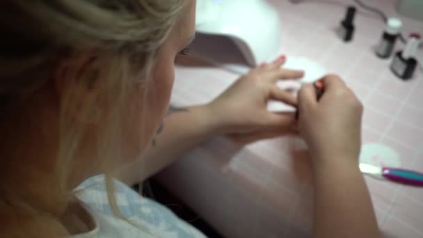 Het Meisje Maniculeert Zelfstandig Tijdens Quarantaine Van Het Coronavirus Een — Stockvideo