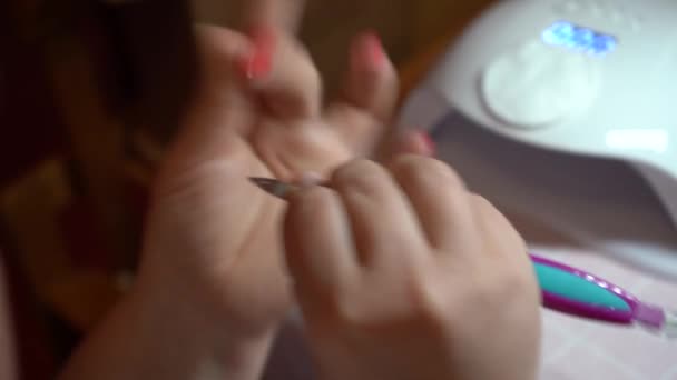 这个女孩在检疫验尸官时独立地修指甲 女人自己修指甲 — 图库视频影像