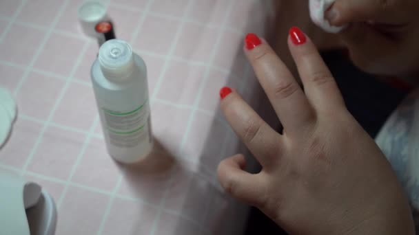 Koronavirüs Karantinası Sırasında Kız Manikür Yaptırıyor Bir Kadın Kendi Manikürünü — Stok video