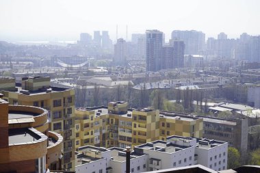 Avrupa, Kiev, Ukrayna - Nisan 2020: Şehri sis kapladı. Çernobil bölgesindeki orman yangınları yüzünden..