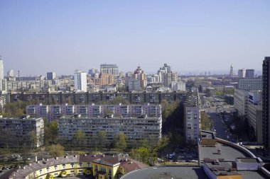 Avrupa, Kiev, Ukrayna - Nisan 2020: Şehir emlak manzarası. Şehri sis kaplamıştı. Orman yangınları yüzünden şehir sisli..