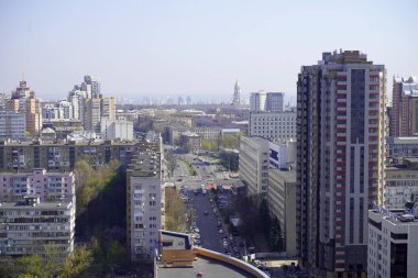 Avrupa, Kiev, Ukrayna - Nisan 2020: Şehir emlak manzarası. Şehri sis kaplamıştı. Orman yangınları yüzünden şehir sisli..