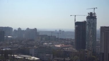 Avrupa, Kiev, Ukrayna - Nisan 2020: Şehri sis kapladı. Çernobil bölgesindeki orman yangınları yüzünden..