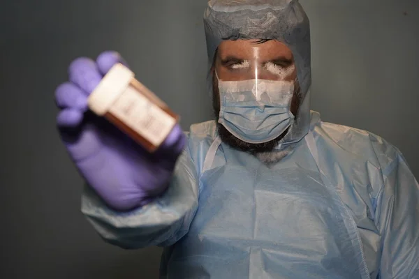 Una Máscara Niebla Médico Cansado Durante Pandemia Covid Doctor Cansado — Foto de Stock