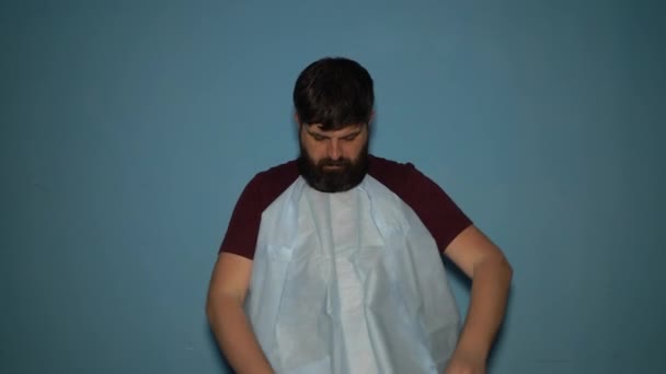 科维德19型大肠病毒大流行期间 一位留胡子的医生在实验室里穿上了防护服 — 图库视频影像
