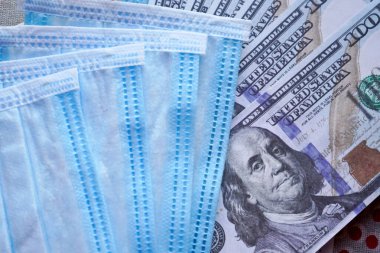 Paralı tıbbi maskeler. Koruyucu maskeli Amerikan doları. Tıbbi maske hayranı bir dolar hayranı..