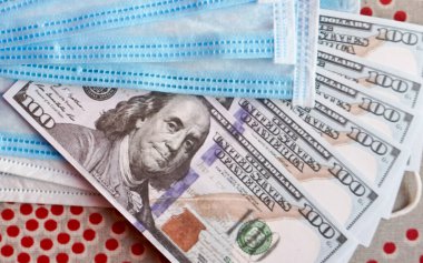 Paralı tıbbi maskeler. Koruyucu maskeli Amerikan doları. Tıbbi maske hayranı bir dolar hayranı..