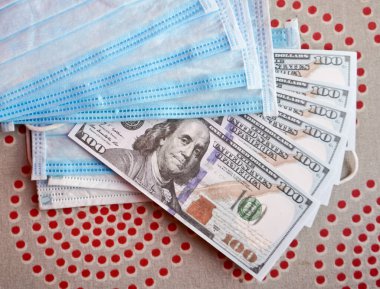 Paralı tıbbi maskeler. Koruyucu maskeli Amerikan doları. Tıbbi maske hayranı bir dolar hayranı..